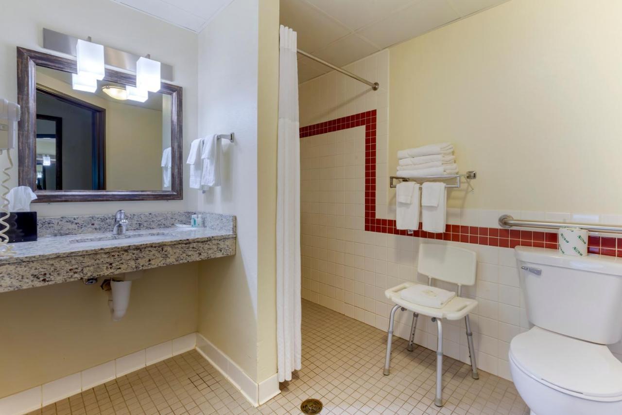 Quality Inn Oshkosh Exterior photo
