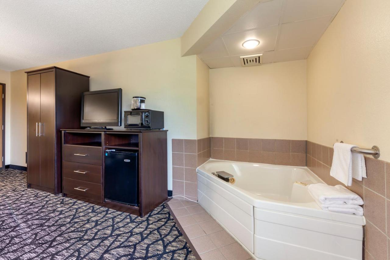 Quality Inn Oshkosh Exterior photo