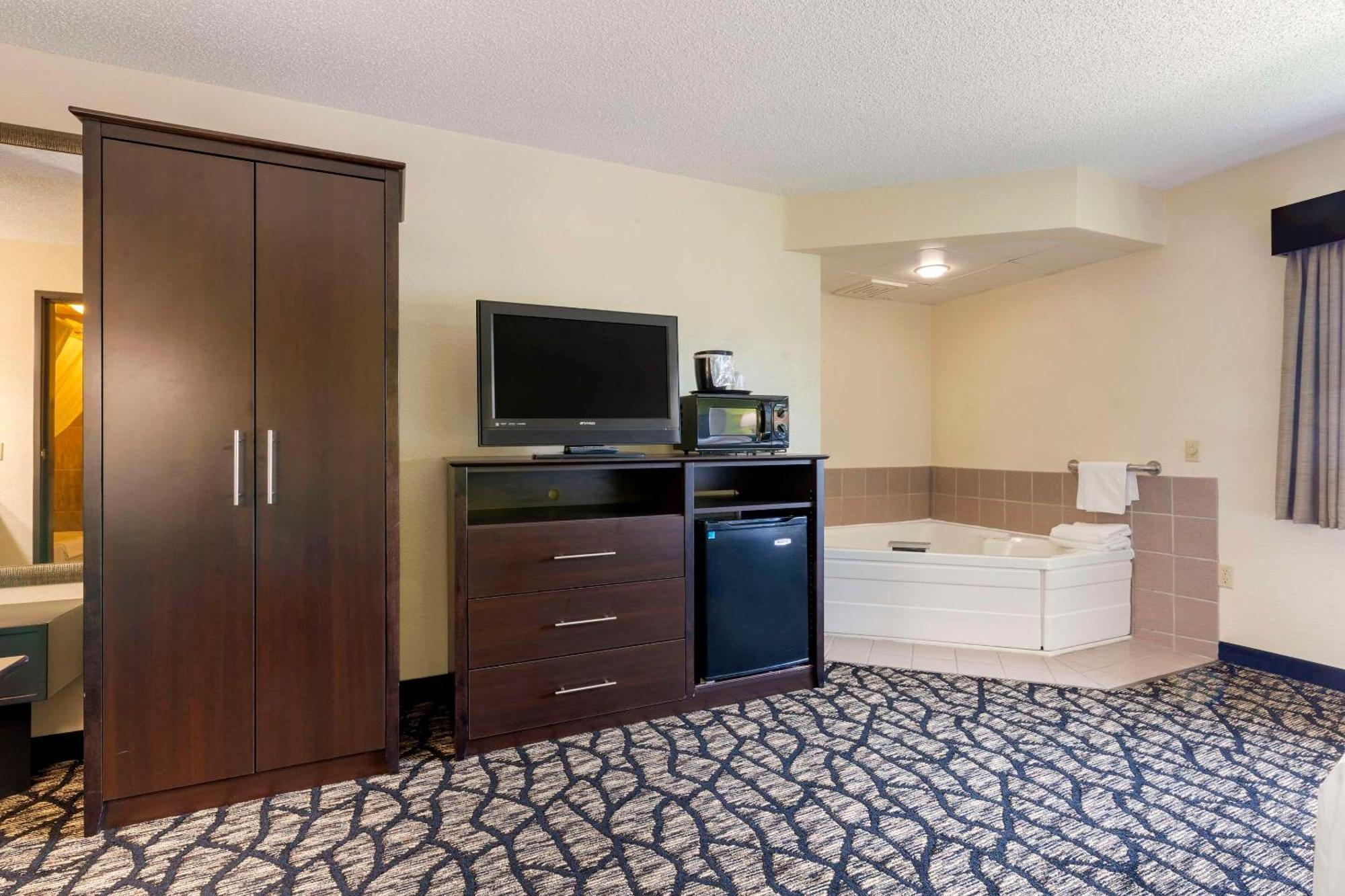 Quality Inn Oshkosh Exterior photo